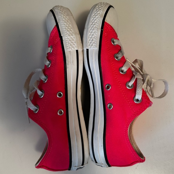 Converse Chuck Taylors low top, size 6 women’s. BRIGHT PINK color - Picture 5 of 7
